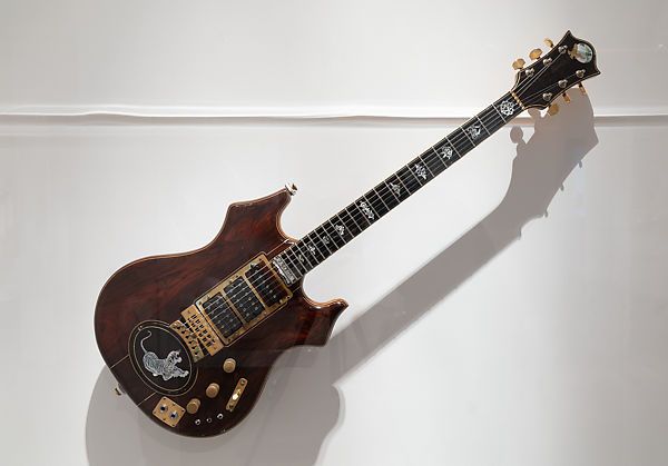 Joins Alembic and builds the Eagle guitar